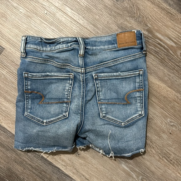 American Eagle distressed light wash blue denim high rise shortie jean shorts 4 - Picture 8 of 8